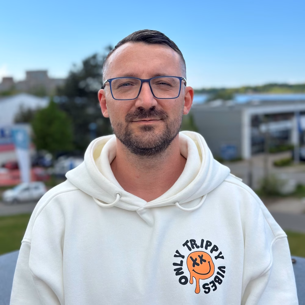 Daniel Fronek, Vertrieb